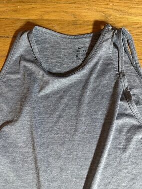 Nike women’s Dri-Fit Sz XXL grey workout tank slit detail on neckline
